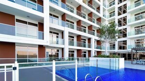 Pool - Elegant Studio With Balcony & View Dubai (Dubai)
