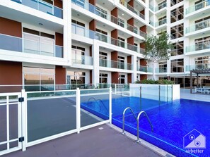 Outdoor pool - Elegant Studio With Balcony & View Dubai (Dubai)