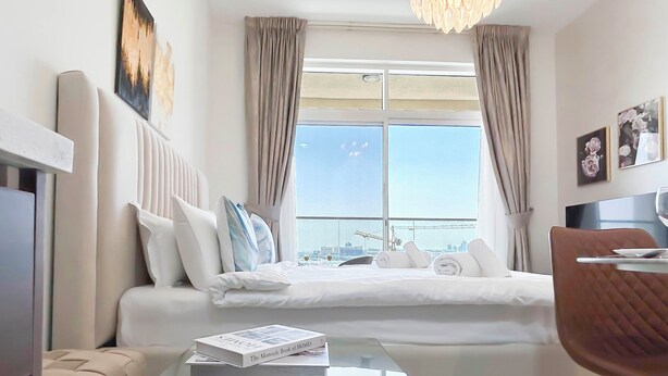 Living room - Elegant Studio With Balcony & View Dubai (Dubai)