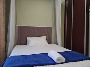 3 habitaciones, escritorio, tabla de planchar con plancha y wifi gratis 