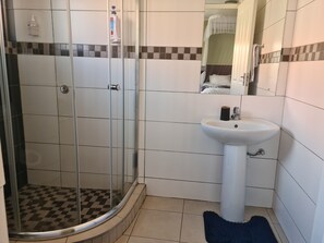 Douche, séchoir à cheveux, serviettes fournies, savon