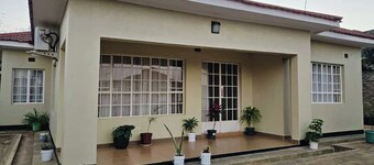 The Cottage: Fully furnished modern apartment, restful 3 bedrooms