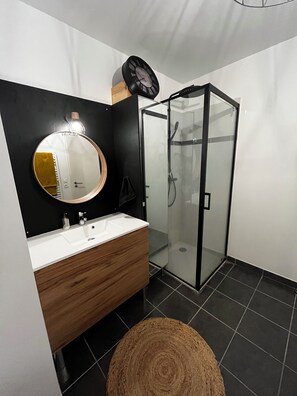 Shower, hair dryer, towels, soap - Appartement Tout Confort Dans Bordeaux (Bordeaux)
