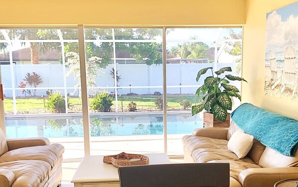 Smart TV, libros y estéreo 