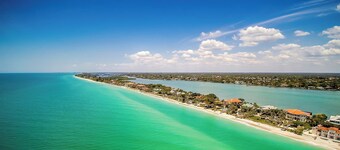 Luxurious Haven: Poolside Paradise for 11, Steps from Punta Gorda's Best!