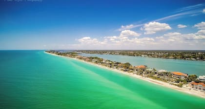 Luxurious Haven: Poolside Paradise for 11, Steps from Punta Gorda's Best!