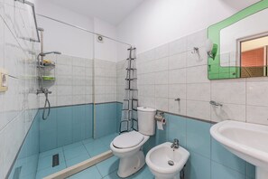 Apartemen Ekonomi | Kamar mandi | Shower, pancuran hujan, pengering rambut, dan kloset