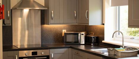 Frigorifero, microonde, forno, piano cottura