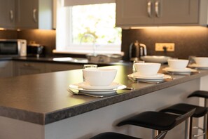 Frigorifero, microonde, forno, piano cottura