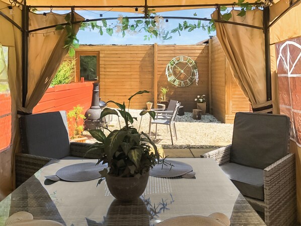 Outdoor dining - Cow Boy Cabin - UK47145 (Glasgow)
