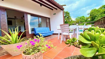 Habitación cuádruple básica, vista al jardín | Terraza o patio