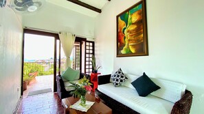 基本四人房, 花園景觀 | 起居區 | 32-吋平面電視、有線頻道、地暖系統