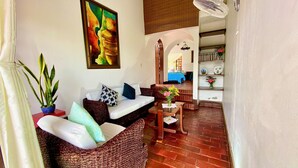 Un salon comprenant un canapé, une table basse et un coin repas avec une table et des chaises.