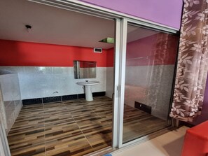 Deluxe Double Room | Bathroom | Shower, towels - OYO 75487 Prang Thip 306 Resort (Bangkok)