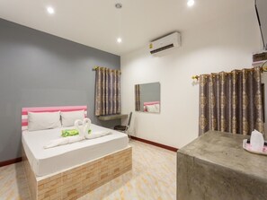Standard Double Room | Desk, laptop workspace, free WiFi, bed sheets - OYO 75487 Prang Thip 306 Resort (Bangkok)