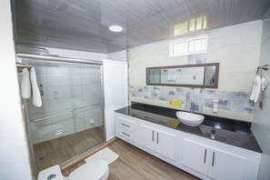 Doccia, asciugamani, sapone, shampoo