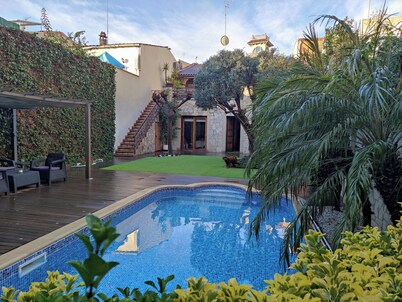 Independent lodging with exit to the garden.  Close to airport, subway and train.