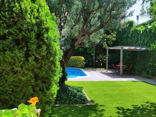 Independent lodging with exit to the garden.  Close to airport, subway and train.