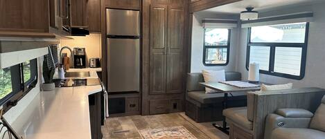 Kühlschrank, Mikrowelle, Ofen, Herdplatte