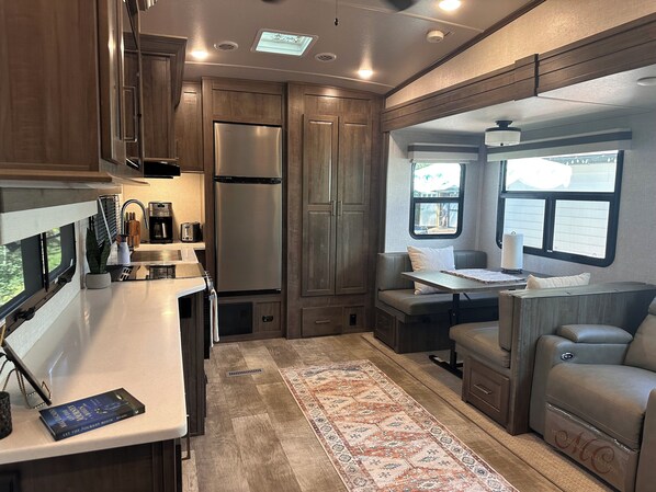 Refrigerador, microondas, horno, placa de cocina