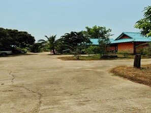Vista frontal de la propiedad
