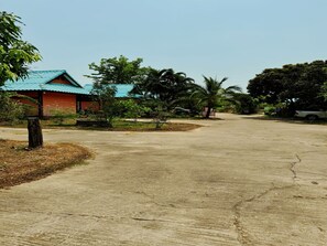 Vista frontal de la propiedad