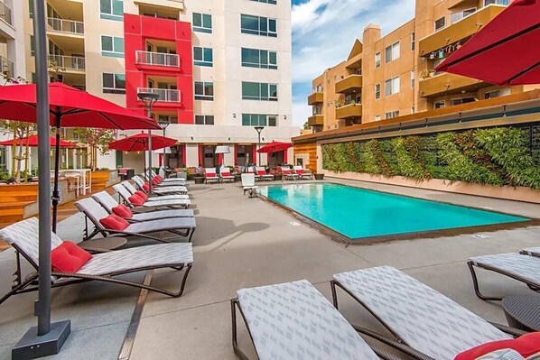 Pool - Chic & Cozy Apartment in West Hollywood (West Hollywood)