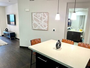 Dining - Chic & Cozy Apartment in West Hollywood (West Hollywood)