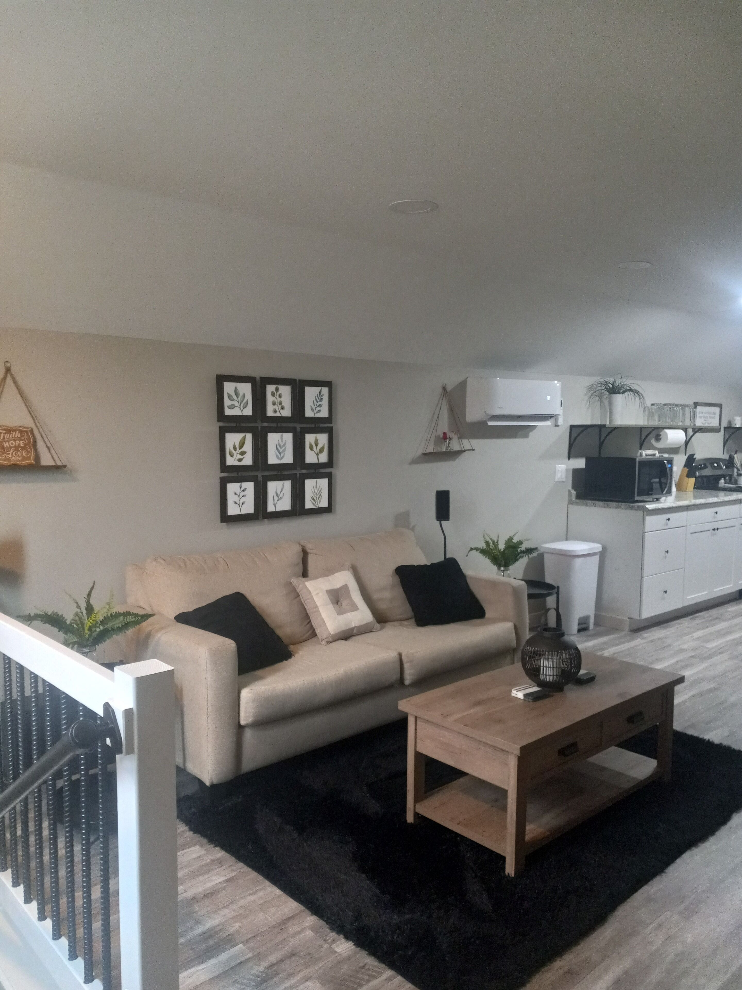 Cozy 1 bedroom loft in a peaceful setting close to Bennett Springs State Park! 
