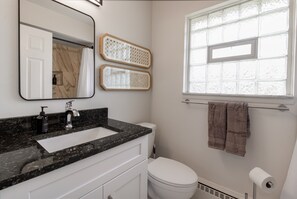 Een douche, een haardroger, handdoeken