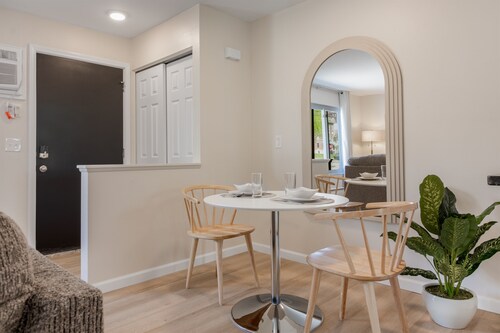 NEW! Comfy 1 Bedroom Flat | Hollywood Suites