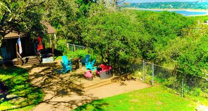 Lake Forest Escape: Secluded Retreat with Breathtaking Lake & Country Views