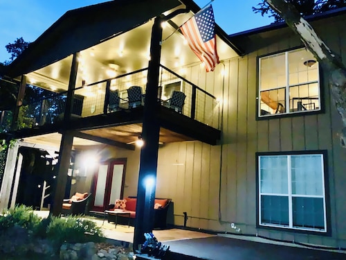 Lake Forest Escape: Secluded Retreat with Breathtaking Lake & Country Views