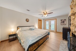 3 sovrum, skrivbord, strykjärn/strykbräda och resesäng