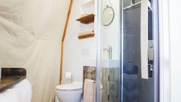 Chuveiro, toalhas de banho, sabonete, shampoo