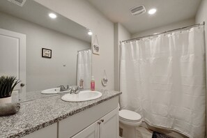 Toallas, jabón, papel de baño