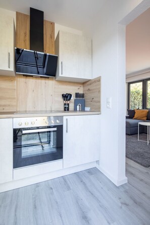 Fridge, stovetop, dishwasher, coffee/tea maker - Ferienwohnung Seebär in Minsen, Super Lage, mit Terrasse & Wlan (Wangerland)