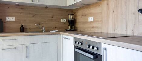 Réfrigérateur, plaque de cuisson, lave-vaisselle, cafetière/bouilloire