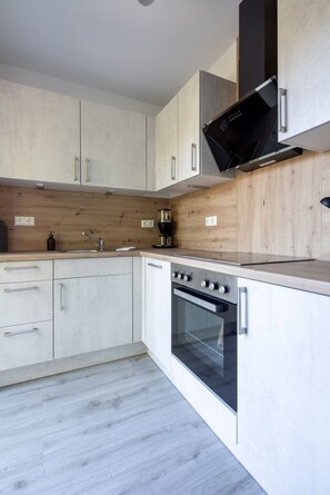 Fridge, stovetop, dishwasher, coffee/tea maker - Ferienwohnung Seebär in Minsen, Super Lage, mit Terrasse & Wlan (Wangerland)