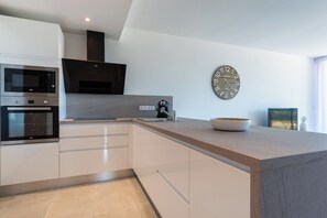 Een magnetron, een oven, een kookplaat, een vaatwasser