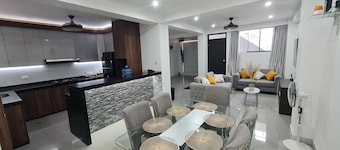 Lujoso Departamento. EN Estreno Centrico Cochera Porton Electrico