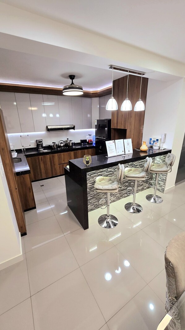 Microwave, oven, stovetop, dishwasher - Lujoso Departamento. EN Estreno Centrico Cochera Porton Electrico (Tacna)