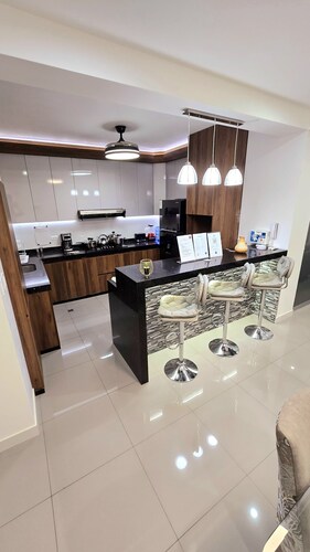 Lujoso Departamento. EN Estreno Centrico Cochera Porton Electrico