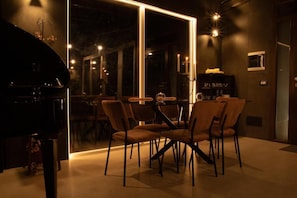 單棟房屋, 1 間臥室, 私人泳池, 花園景 | 飯廳