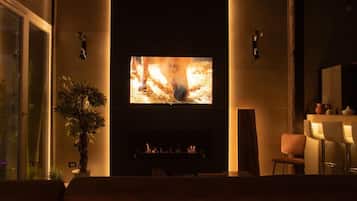 House, 1 Bedroom, Private Pool, Garden View | Living room | Books