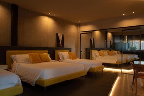 A hotel room with three beds, a large mirror, and a modern design. - Spera Luxury Palermo (Monreale)