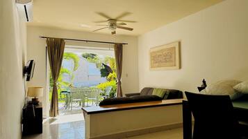 Villa, 3 habitaciones, balcón, vista al jardín | Sala de estar