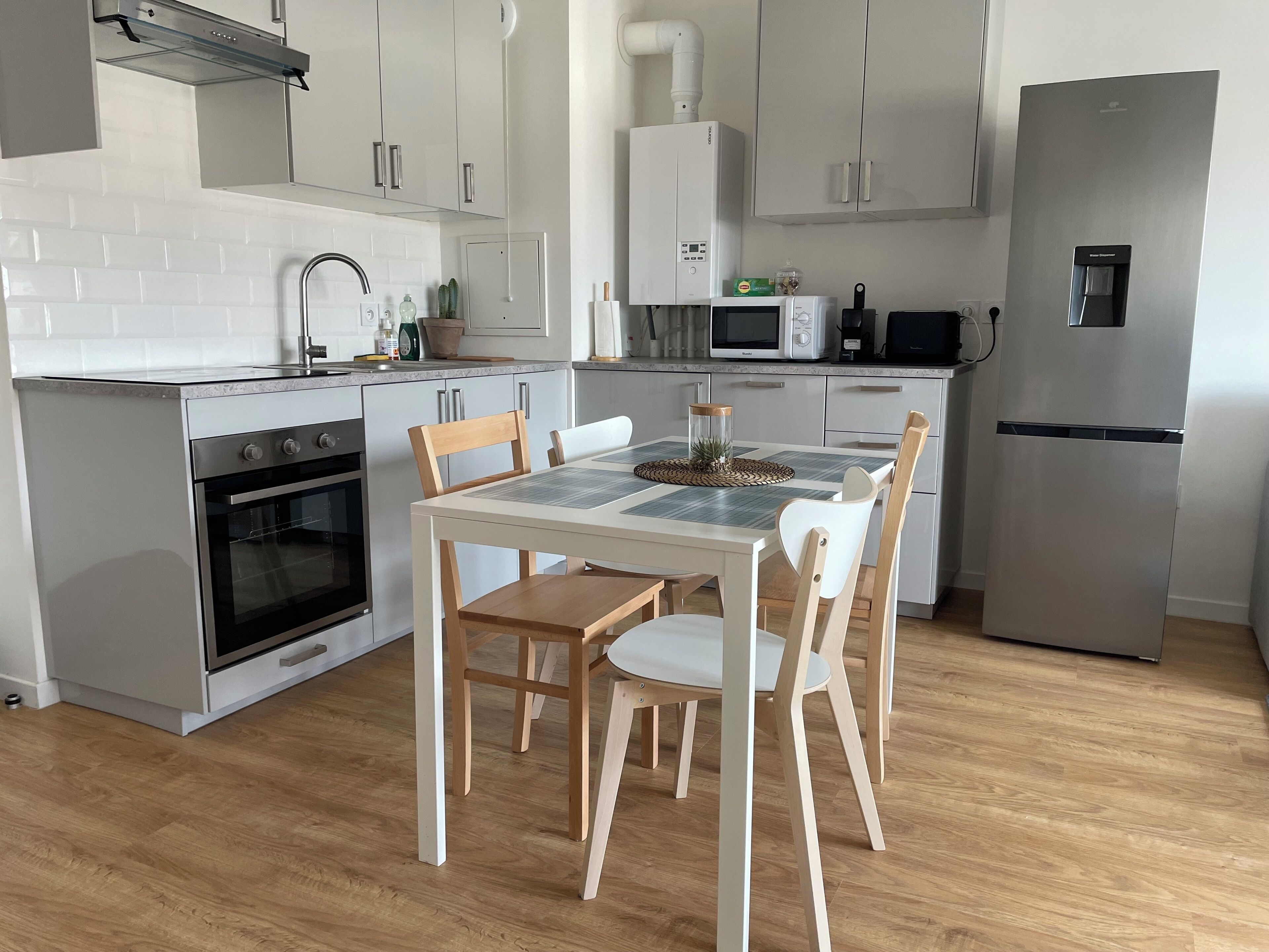 ثلاجة، ميكروويف، فرن، موقد طهي مسطح