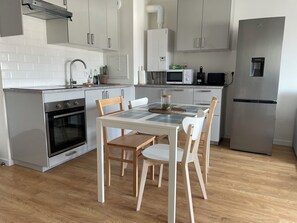 Fridge, microwave, oven, stovetop - Appartement Cosy : Paris/cdg/ Parking Prive (Le Blanc-Mesnil)