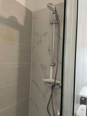 Secador de pelo, toallas, jabón, shampoo